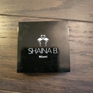 Shaina B. Miami Elegant Black Eyeshadow Compact